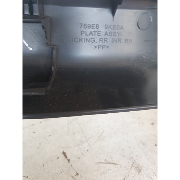 Soleira Dianteira Direita Nissan Versa 2020